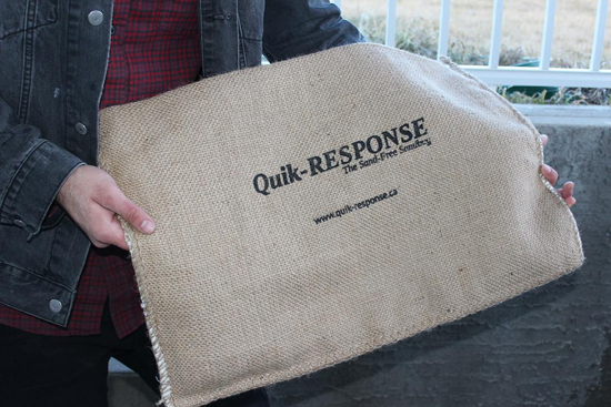 3分钟体积增大100倍的吸水膨胀袋，大大提高了防汛抢险效率的高科技材料！